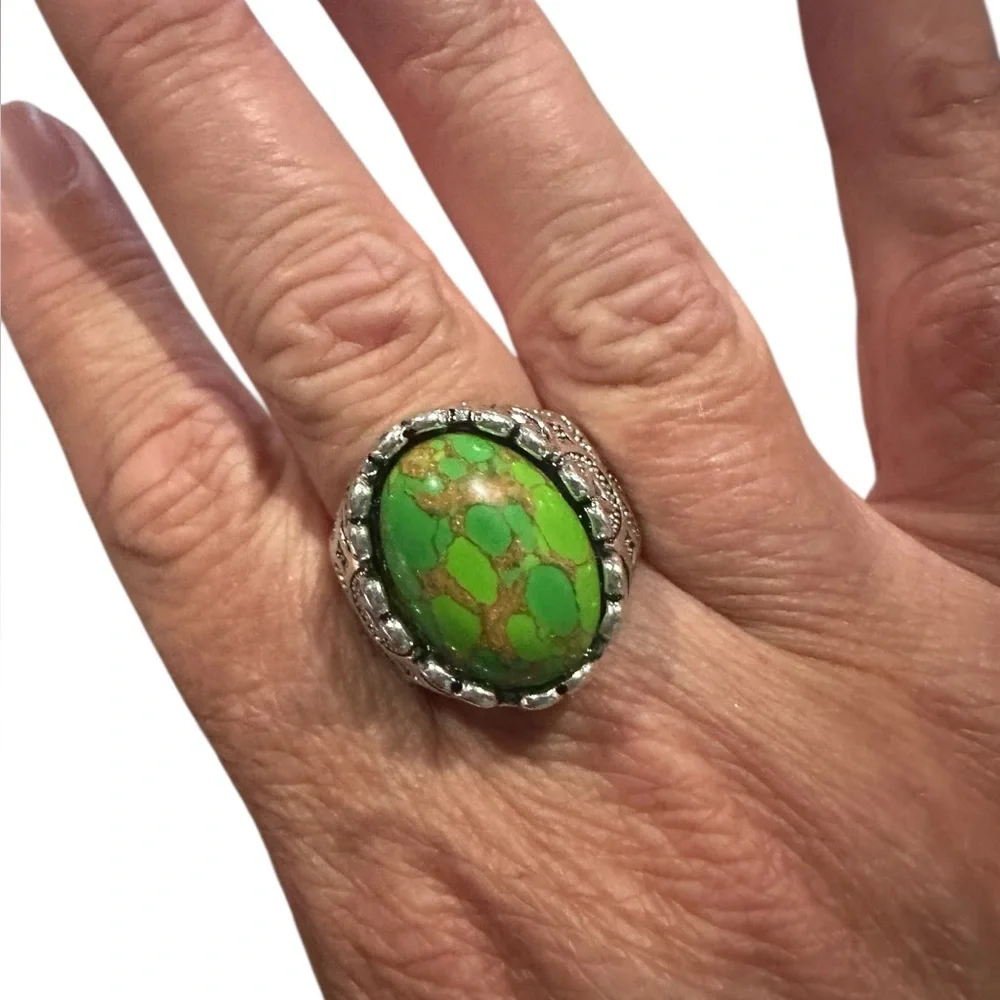 Silver Veined Green Stone Ornate Embossed Ring